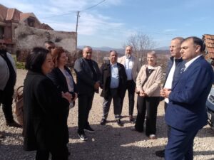 Delegacija Nacionalnog saveta Roma u poseti romskom naselju u Knjaževcu